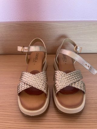 Sandalias Carmela doradas y plateadas talla 40