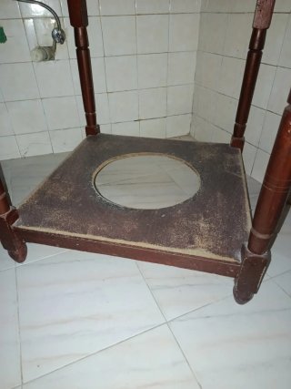 Mesa redonda de madera antigua