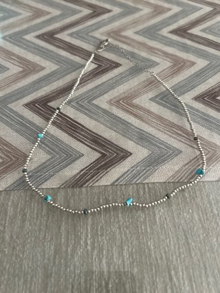 Collar plateado con turquesas