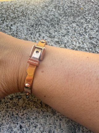 Pulsera Michael Kors Dorada Hebilla y Tachuelas