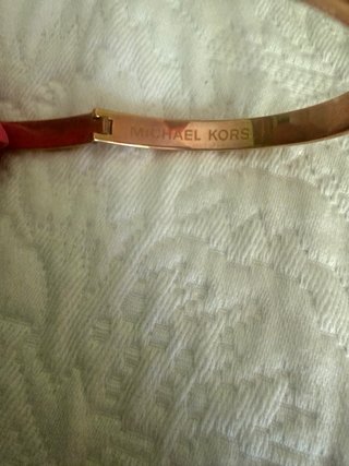Pulsera Michael Kors Dorada Hebilla y Tachuelas