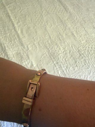 Pulsera Michael Kors Dorada Hebilla y Tachuelas