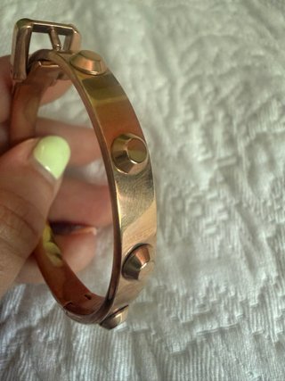 Pulsera Michael Kors Dorada Hebilla y Tachuelas