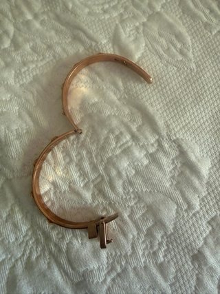 Pulsera Michael Kors Dorada Hebilla y Tachuelas