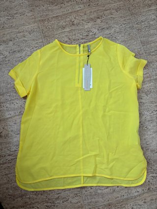 Camisa amarilla de manga corta