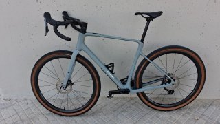 Bicicleta Gravel Cube