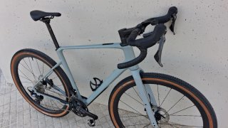 Bicicleta Gravel Cube