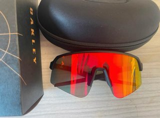 Gafas Oakley Sutro Lite Rojas