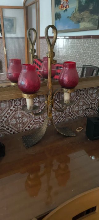 Candelabros vintage dorados con tulipas rojas