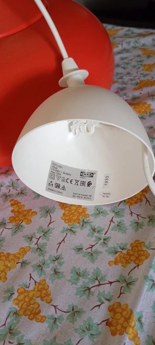 Lámpara de techo naranja y blanca