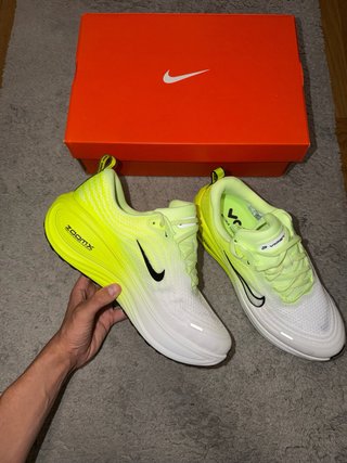 Nike Vomero Plus Zapatillas Blancas y Amarillas