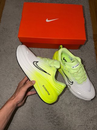 Nike Vomero Plus Zapatillas Blancas y Amarillas