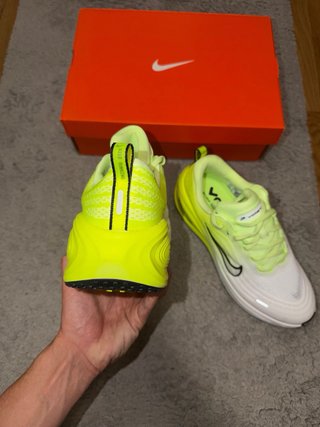 Nike Vomero Plus Zapatillas Blancas y Amarillas