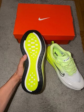 Nike Vomero Plus Zapatillas Blancas y Amarillas