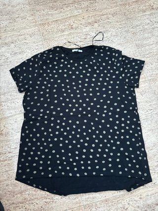 Camiseta negra con lunares