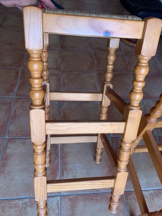 Dos bancas altas de madera para cocina