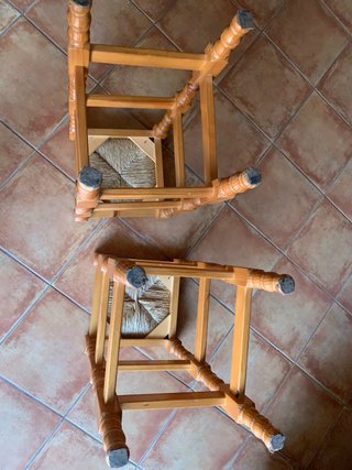 Dos bancas altas de madera para cocina