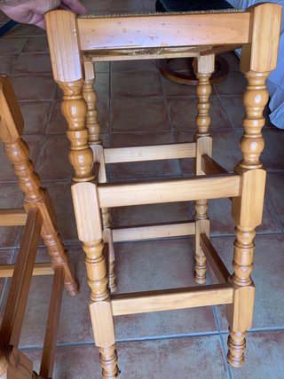 Dos bancas altas de madera para cocina