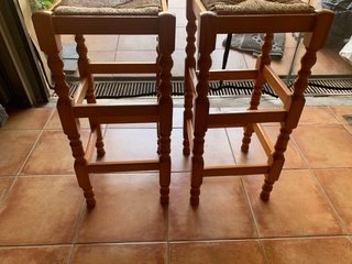 Dos bancas altas de madera para cocina