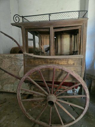 Carruaje antiguo de madera