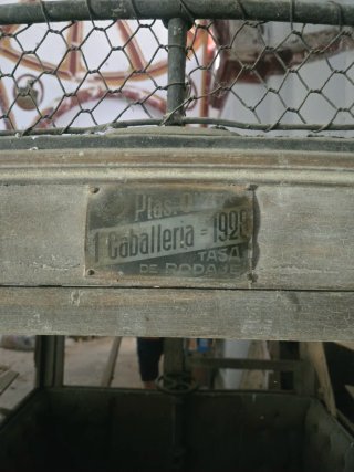 Carruaje antiguo de madera