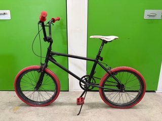 Bicicleta BMX Negra Ruedas Rojas