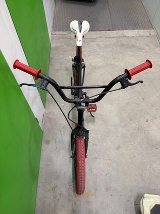 Bicicleta BMX Negra Ruedas Rojas