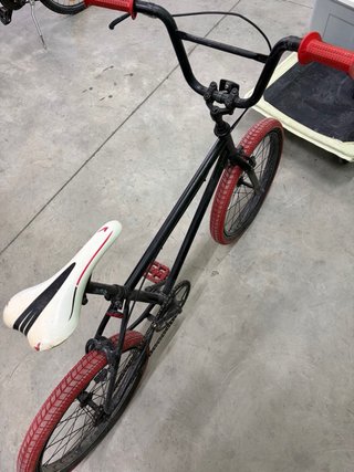 Bicicleta BMX Negra Ruedas Rojas