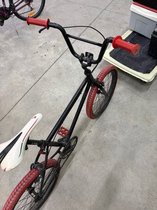Bicicleta BMX Negra Ruedas Rojas