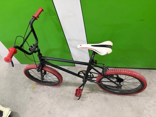 Bicicleta BMX Negra Ruedas Rojas