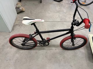 Bicicleta BMX Negra Ruedas Rojas