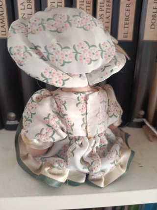 Muñeca antigua porcelana vestido floral