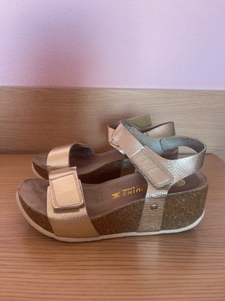 Sandalias cuña Genuins doradas
