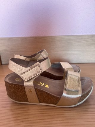 Sandalias cuña Genuins doradas