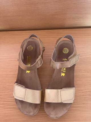 Sandalias cuña Genuins doradas