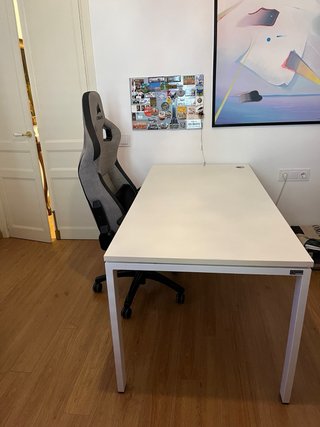 Mesa de oficina blanca
