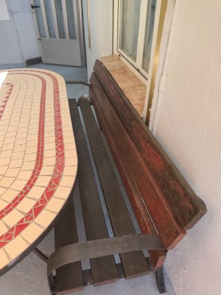 Mesa y bancos de jardín cerámica y metal