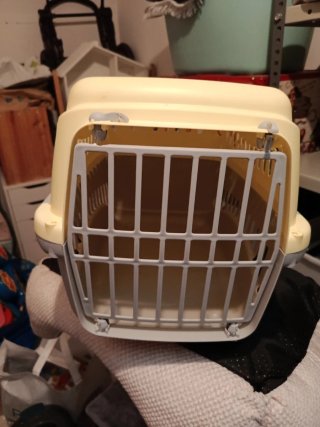 Transportín gato con una pestaña rota pero funcion