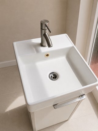 Mueble de baño con lavabo y grifo
