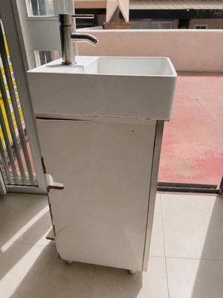 Mueble de baño con lavabo y grifo