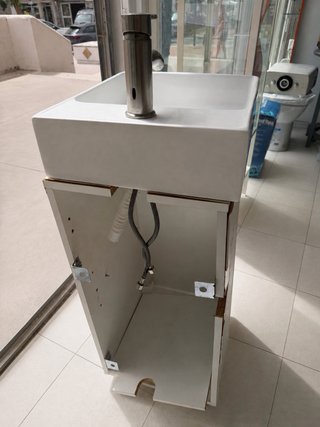 Mueble de baño con lavabo y grifo