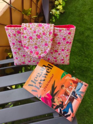 Funda de libro floral rosa y blanco
