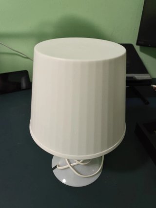 Lámpara de mesa Ikea blanca