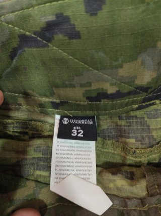 conjunto militar con camuflaje y rodilleras