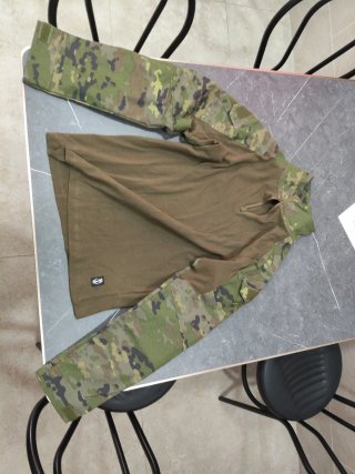 conjunto militar con camuflaje y rodilleras