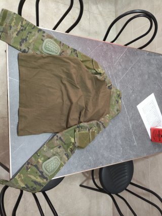conjunto militar con camuflaje y rodilleras