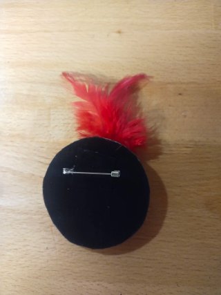 Broche hecho a mano con plumas rojas