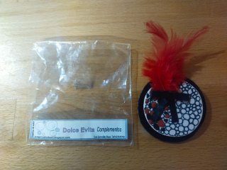 Broche hecho a mano con plumas rojas