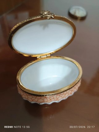 Caja antigua de porcelana con flores