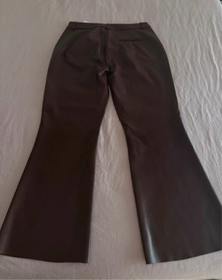 Pantaloni a zampa effetto pelle bordeaux